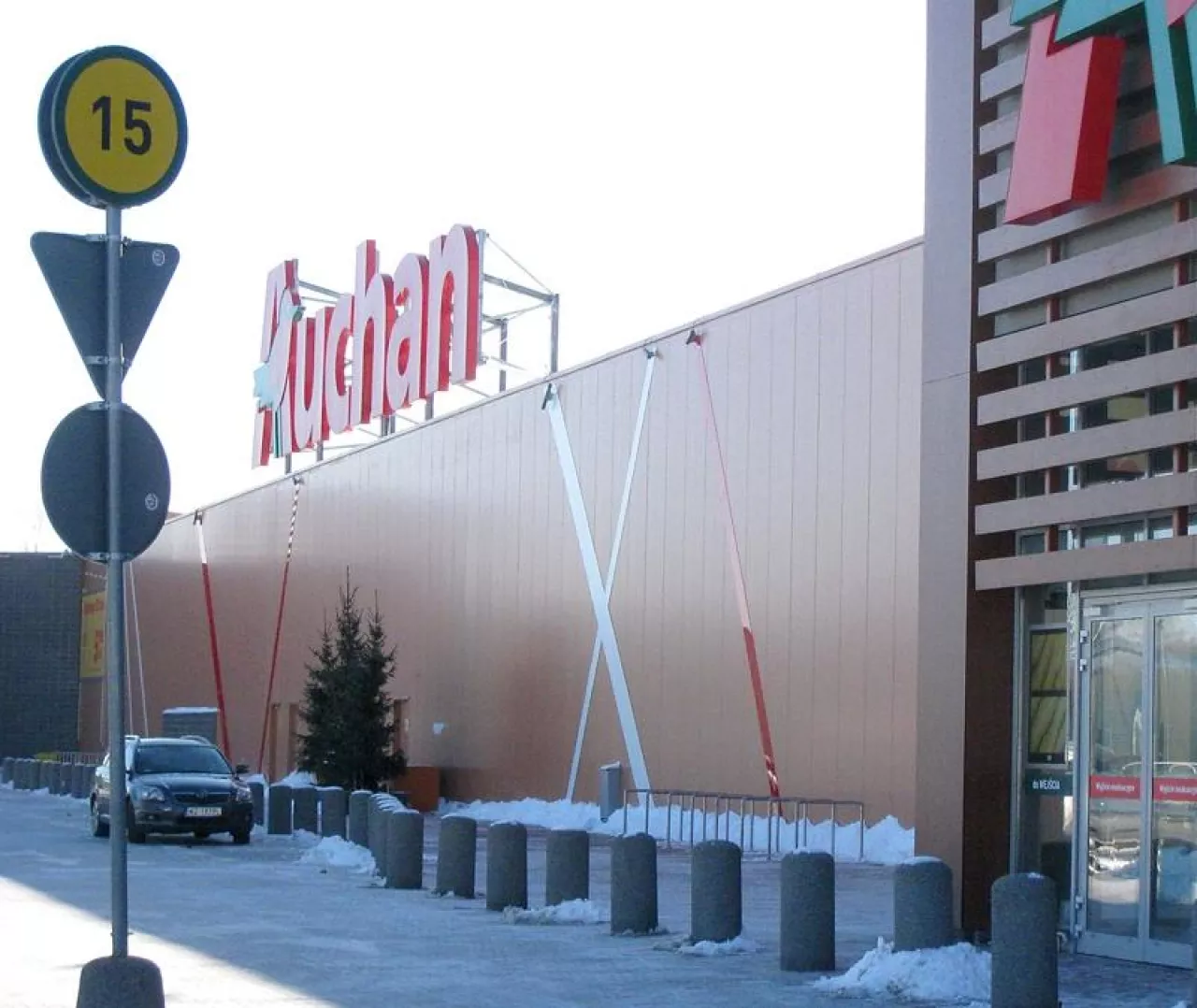 Razem z uruchomioną ostatnio placówką w Łomiankach  Auchan ma w Polsce 27 hipermarketów ()