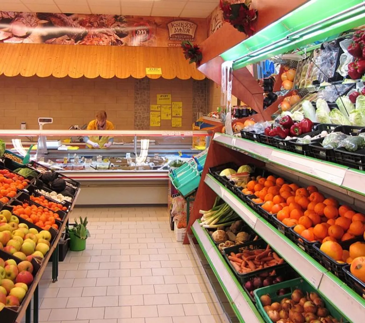 Flagowy supermarket (1300 mkw.)  na os. Wyszyńskiego w Wieluniu