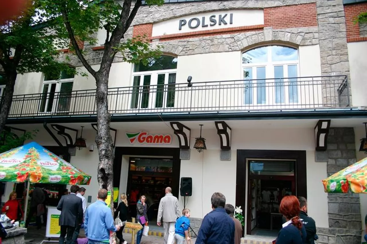 Placówka mieści się w zabytkowym, objętym nadzorem konserwatora zabytków, budynku Bazaru Polskiego.  Remont obiektu pochłonął 2 mln zł ()
