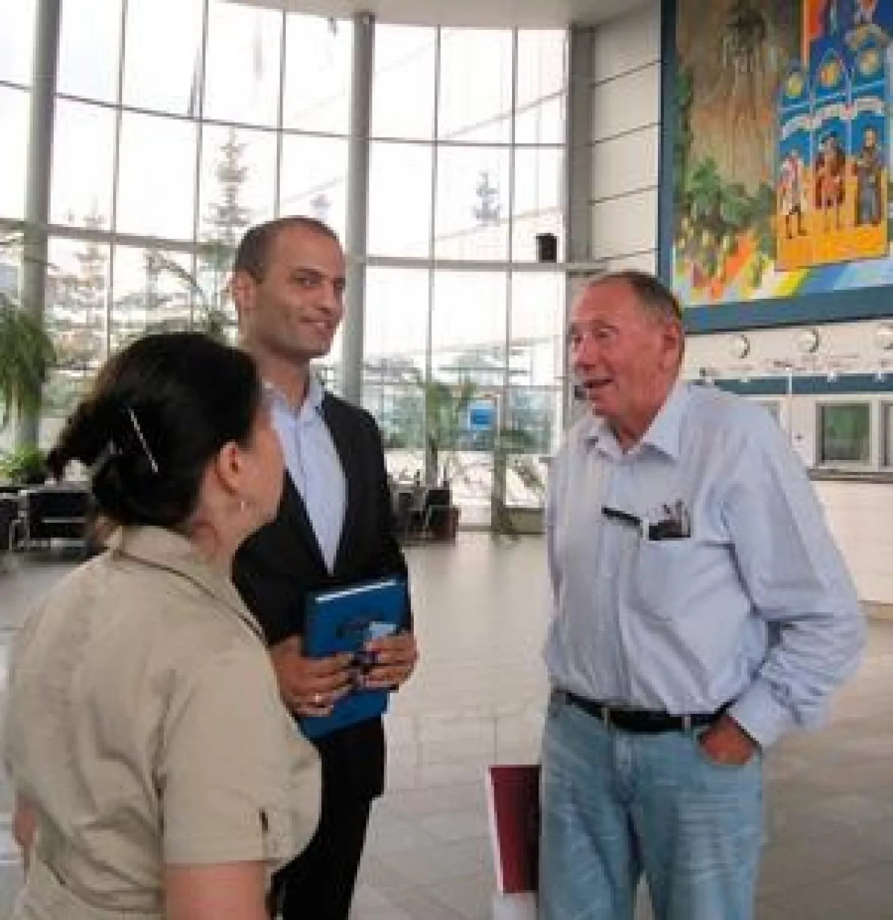 David Khachikyan, specjalista ds. eksportu Baltiki i nasz gospodarz  w Sankt Petersburgu (z lewej), z autorem i tłumaczką