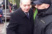 Minister Henryk Kowalczyk wyszedł do tłumu protestujących osób (fot. PJ/wiadomoscihandlowe.pl)