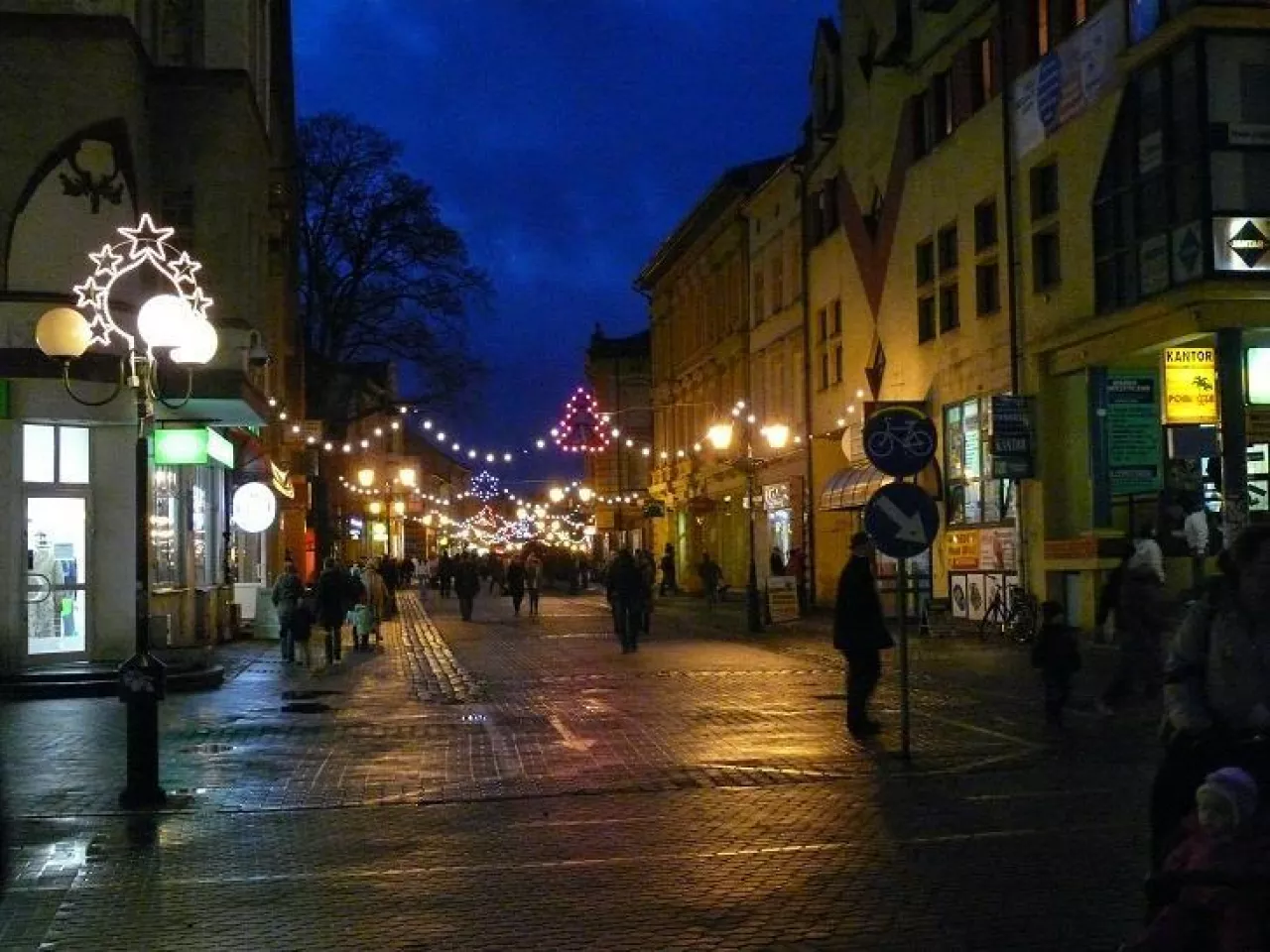Szczecinek nocą (fot. Wikimedia Commons/SAPiK, na lic. CC BY-3.0)