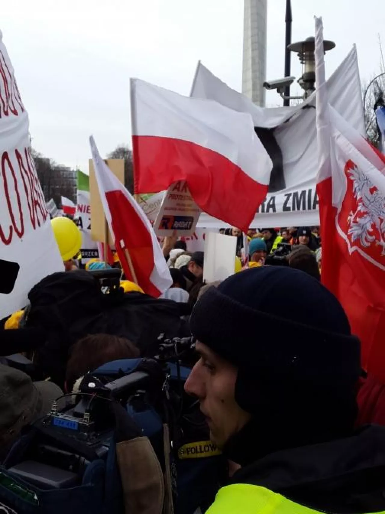 Minister Henryk Kowalczyk wyszedł do tłumu protestujących osób (fot. PJ/wiadomoscihandlowe.pl)