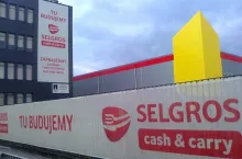 Budowa trzeciej hali Selgros w stolicy jest na etapie prac ziemnych (fot. wiadomoscihandlowe.pl)