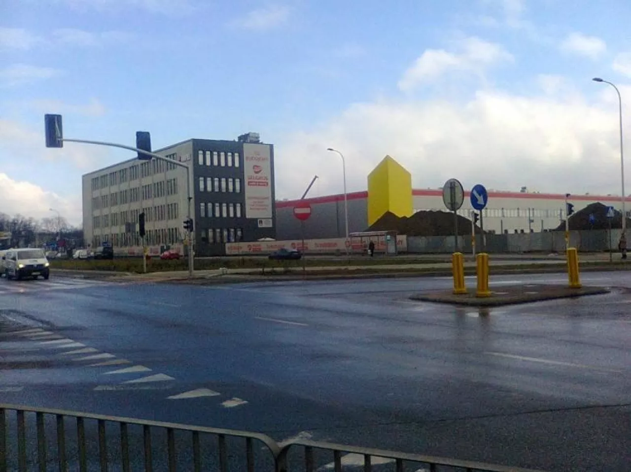 Budowa trzeciej hali Selgros w stolicy jest na etapie prac ziemnych (fot. wiadomoscihandlowe.pl)