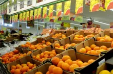 Dział z warzywami i owocami w sklepach sieci Biedronka, fot JM ()