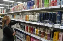 Szeroką ofertę kosmetyków znaleźć można m.in. w hipermarketach ()