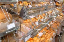 Odpiekane w sklepie mrożone pieczywo  musi być oznakowanie informacją:  „pieczywo produkowane z ciasta głęboko mrożonego” ()