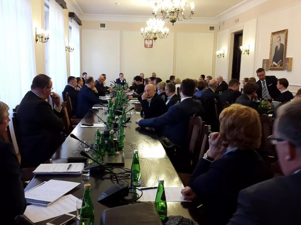 Na zdjęciu: środowe konsultacje rządu i posłów z branżą handlową na temat podatku handlowego (fot. wiadomoscihandlowe.pl)