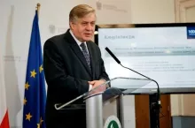 Minister Krzysztof Jurgiel podczas konferencji podsumowującej działania rządu w trakcie mijających 100 dni ()
