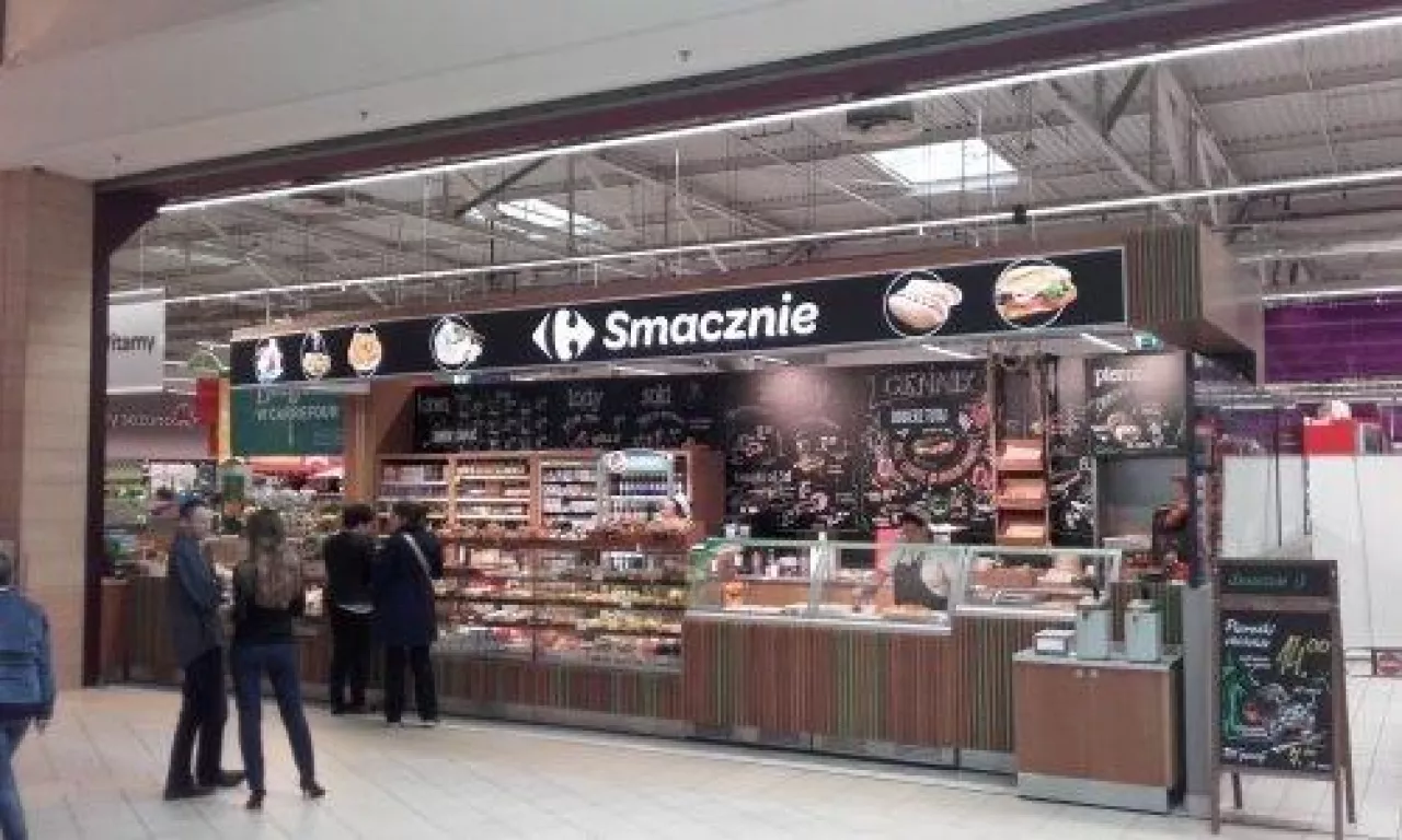 Koncept gastroniomiczny Smacznie w hipermarkecie Carrefour Wileńska w Warszawie (materiały własne)