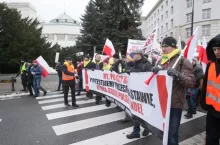 Demonstracja handlowców pod Sejmem z lutego br. (fot. wiadomoscihandlowe.pl)