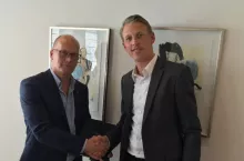 Antti Orkola z Viking Malt Group i Marcin Siemion z Danish Mating Group podpisują umowę o fuzji. (materiały prasowe)