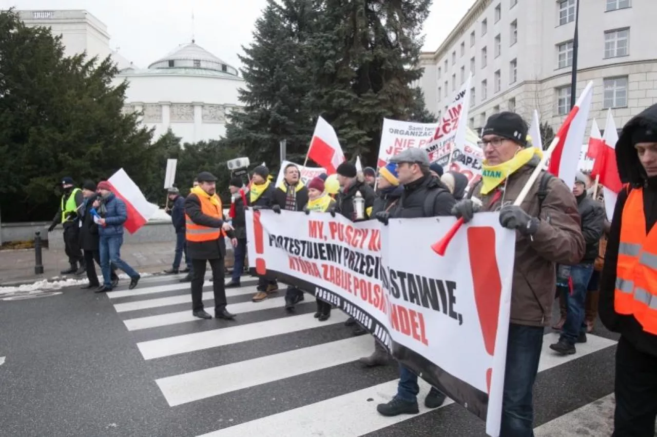 Demonstracja handlowców pod Sejmem z lutego br. (fot. wiadomoscihandlowe.pl)