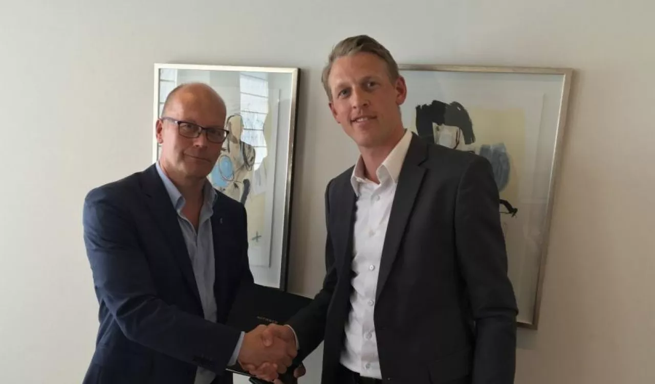 Antti Orkola z Viking Malt Group i Marcin Siemion z Danish Mating Group podpisują umowę o fuzji. (materiały prasowe)