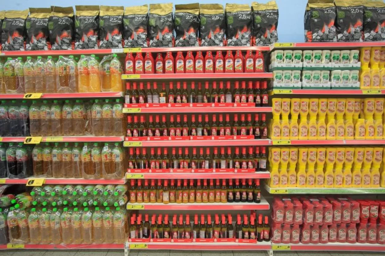 Regał z produktami i napojami w hipermarkecie Tesco, (materiały własne)