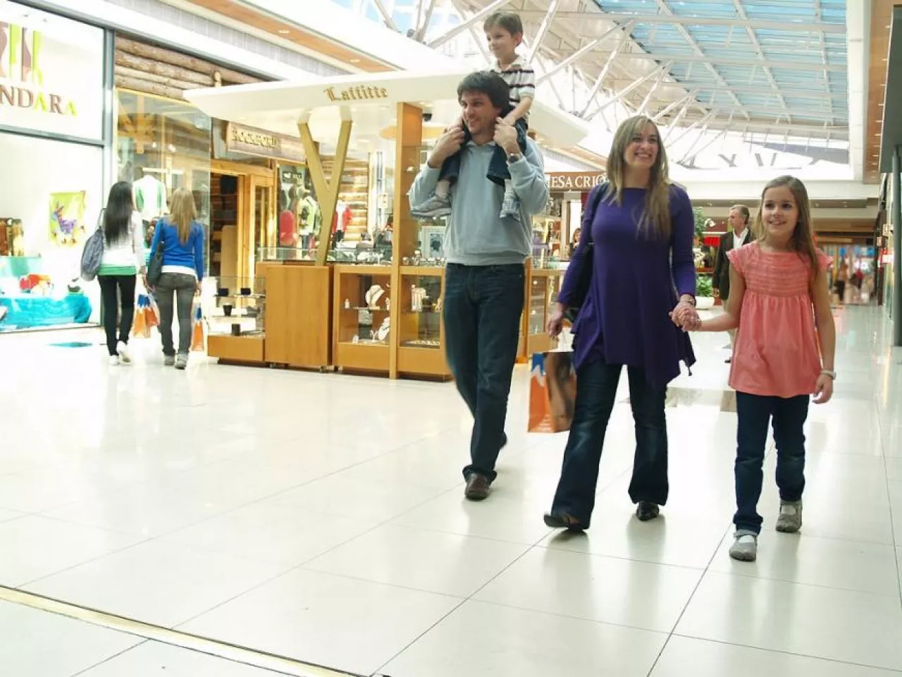 Centra handlowe mogą i powinny być przyjazne dla dzieci (fot. Wikimedia Commons/Errefe, na lic. CC BY-SA 3.0)