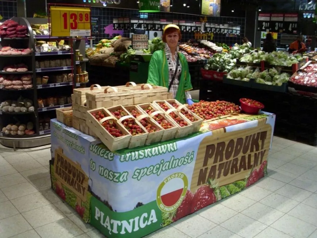 Stoisko z truskawkami w hipermarkecie Carrefour. (fot. materiały własne, Carrefour Polska)