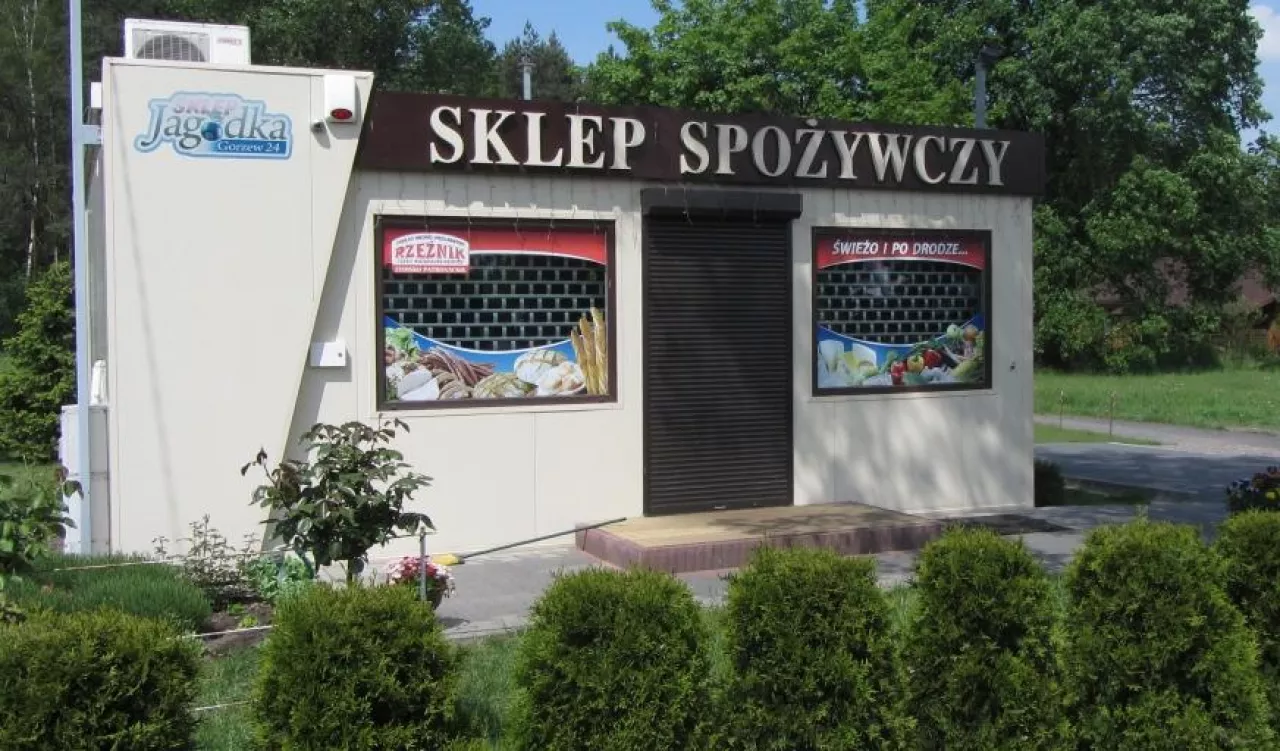Mały sklepik wiejski w Gorzewie k/Łodzi. Oferuje podstawowe artykuły z większości kategorii towarowych. Jest też partonackie stoisko mięsne (materiały własne)