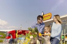 Połowa rodziców wybiera na zakupy spożywcze ten sklep, który odpowiada dzieciom  (fot. Biedronka)