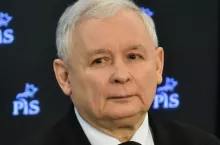 Jarosław Aleksander Kaczyński– polski polityk i doktor nauk prawnych (By Adrian Grycuk - Praca własna, CC BY-SA 3.0 pl, https://commons.wikimedia.org/w/index.php?curid=47936905)