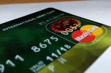 Płacenie kartą jest postrzegane jako bezpieczniejsze niż wypłacanie pieniędzy z bankomatu (fot. pixabay.com)