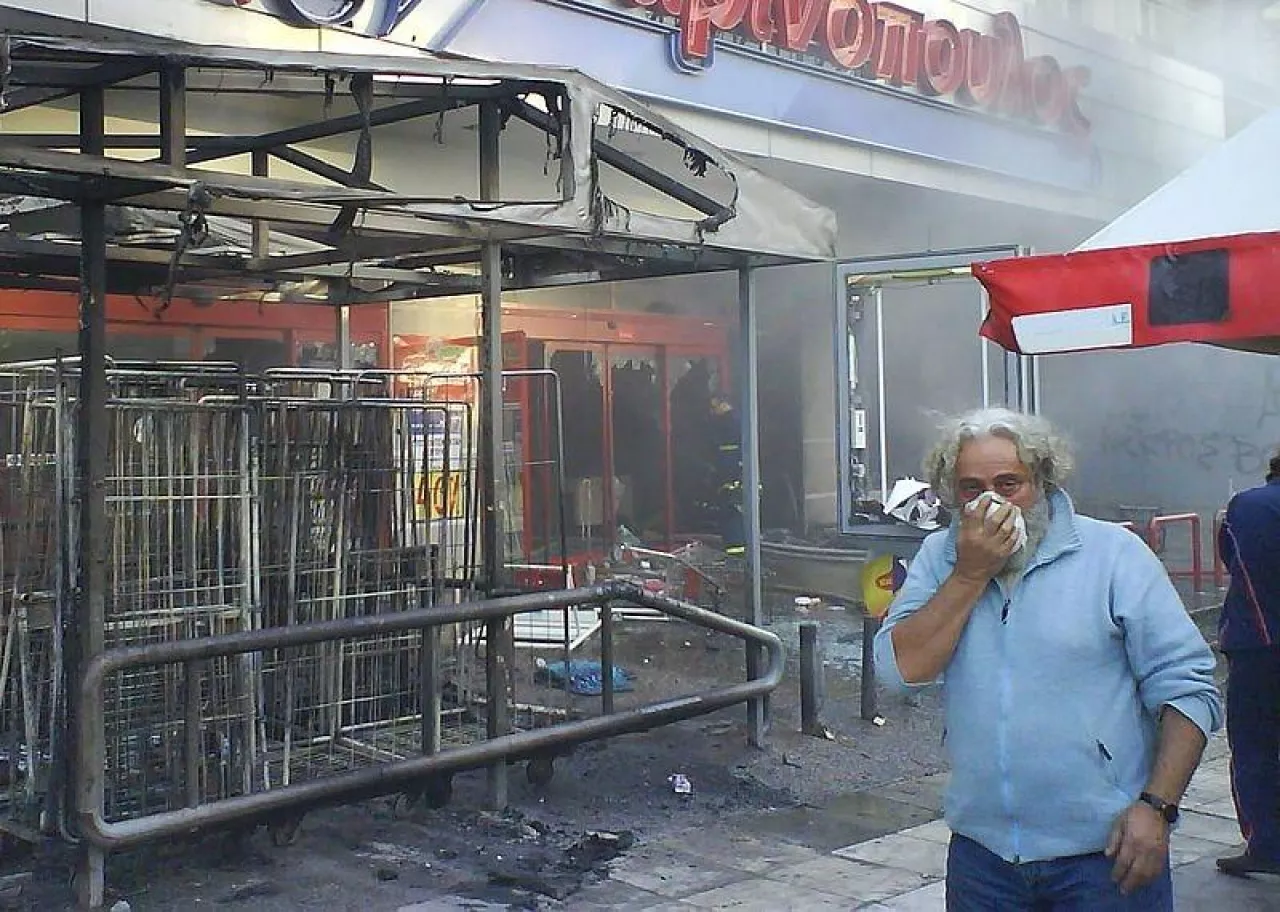 Na zdj. sklep Marinopoulos w Atenach zdewastowany podczas zamieszek, grudzień 2008 (fot. Wikimedia Commons/Arpakola, na lic. CC BY-SA 3.0)