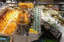 Carrefour pozwala klientom na wyciskanie soku z pomarańczy w 34 sklepach na terenie Polski (fot. materiały prasowe)