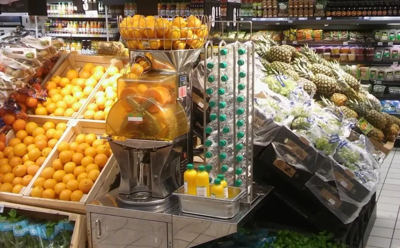 Carrefour pozwala klientom na wyciskanie soku z pomarańczy w 34 sklepach na terenie Polski (fot. materiały prasowe)