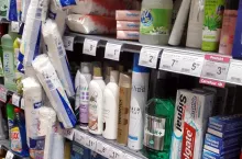 Półka z dezodorantami w sklepie spożywczym liczy przeciętnie od 8 do 15 SKU, ale czasami znacznie więcej (fot. Wikimedia Commons/Ellif, na lic. CC BY-3.0)