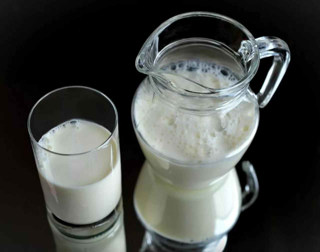 Polscy producenci mleka mogą liczyć na unijne dopłaty będące reakcją na nadprodukcję (fot. pixabay)