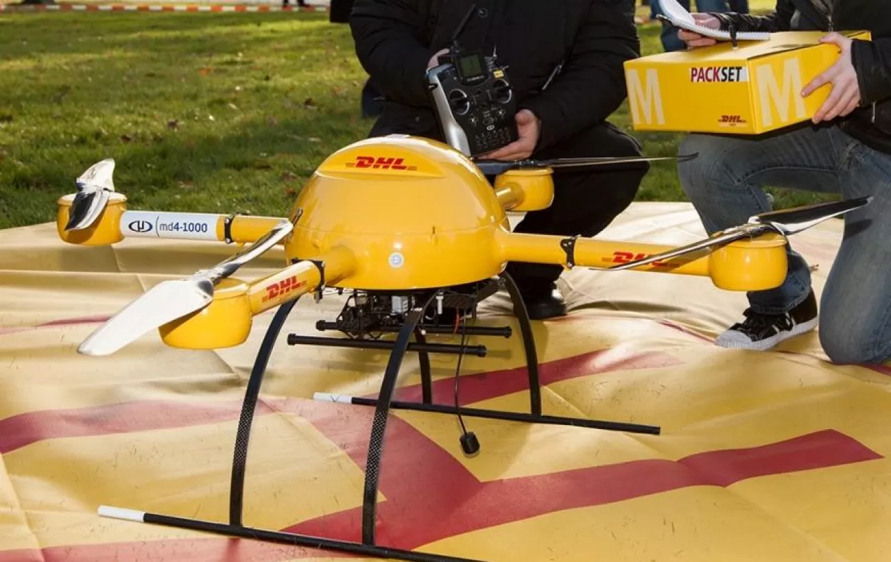 Package-copter firmy DHL (By Frankhöffner - Own work, CC BY-SA 3.0, https://commons.wikimedia.org/w/index.php?curid=30502403)