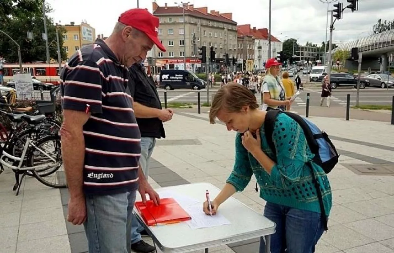 W Gdańsku i Gdyni oraz w innych miastach regionu zebrano 9 sierpnia blisko 700 nowych podpisów popierających obywatelski projekt ustawy ograniczającej handel w niedziele. (solidarnosc.org.pl)