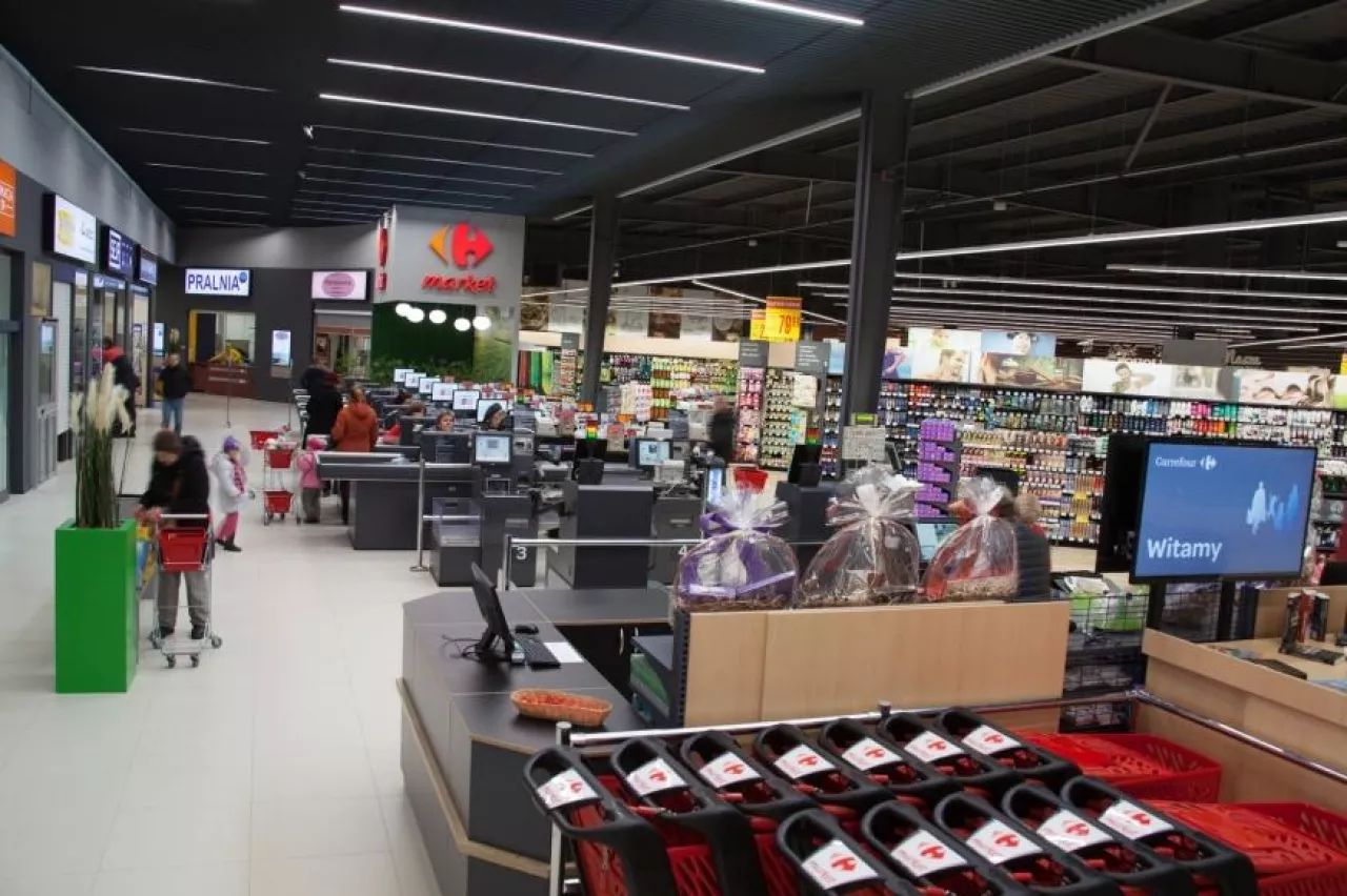 Na zdj. supermarket sieci Carrefour zlokalizowany przy pl. Bankowym w Warszawie (fot. materiały prasowe)