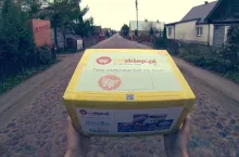 Bdsklep.pl dostarcza zakupy inaczej, niż inne e-sklepy - przy pomocy zewnętrznych kurierów, Paczkomatów lub Poczty Polskiej (fot. za YouTube/bdsklep)
