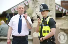 Brytyjska policja udostępnia właścicielom sklepów radiotelefony do kontaktu w przypadku stwierdzenia kradzieży w sklepie (By West Midlands Police from West Midlands, United Kingdom - Day 170 - Dudley Retail radioUploaded by palnatoke, CC BY-SA 2.0, h)