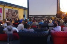 Bezpłatny pokaz filmowy odbył się m.in. na parkingu Biedronki w Pińczowie (fot. materiały prasowe)