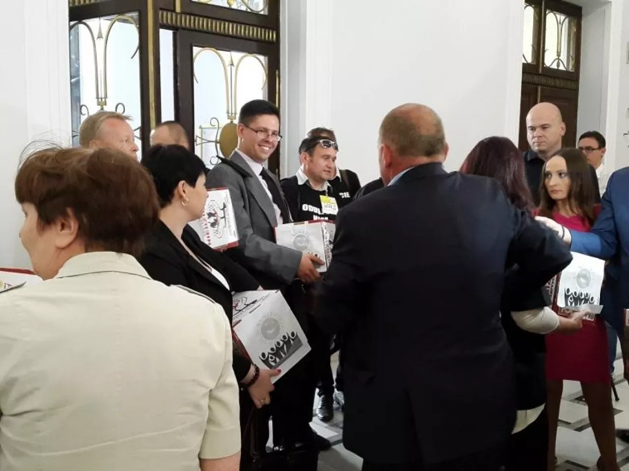 2 września związkowcy z NSZZ ”Solidarność” złożyli w Biurze Podawczym Sejmu prawie 520 tys. podpisów pod projektem ustawy ograniczającej handel w niedziele (fot. wiadomoscihandlowe.pl)
