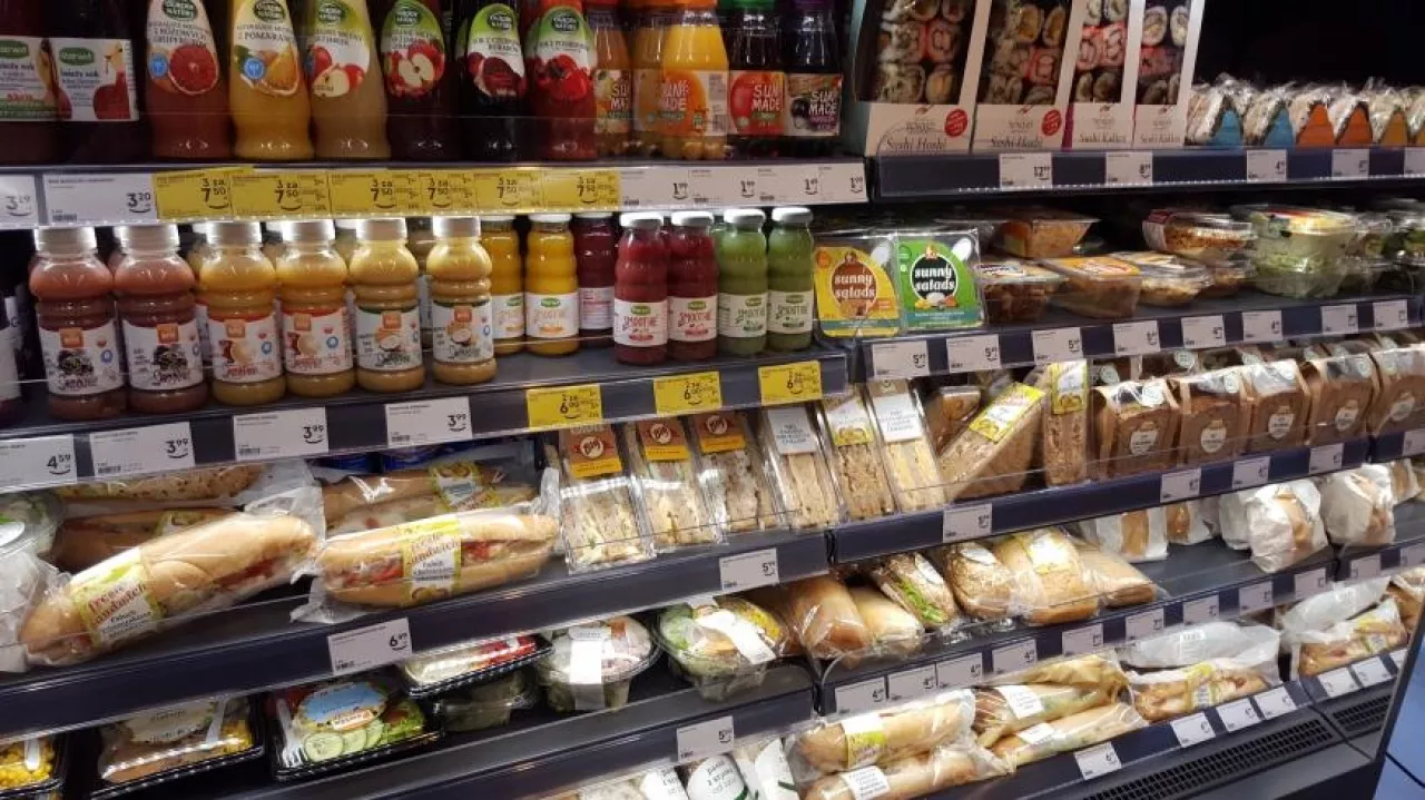 Na zdj. bogata oferta food-to-go w nowym koncepcie sklepu sieci Żabka (fot. wiadomoscihandlowe.pl)