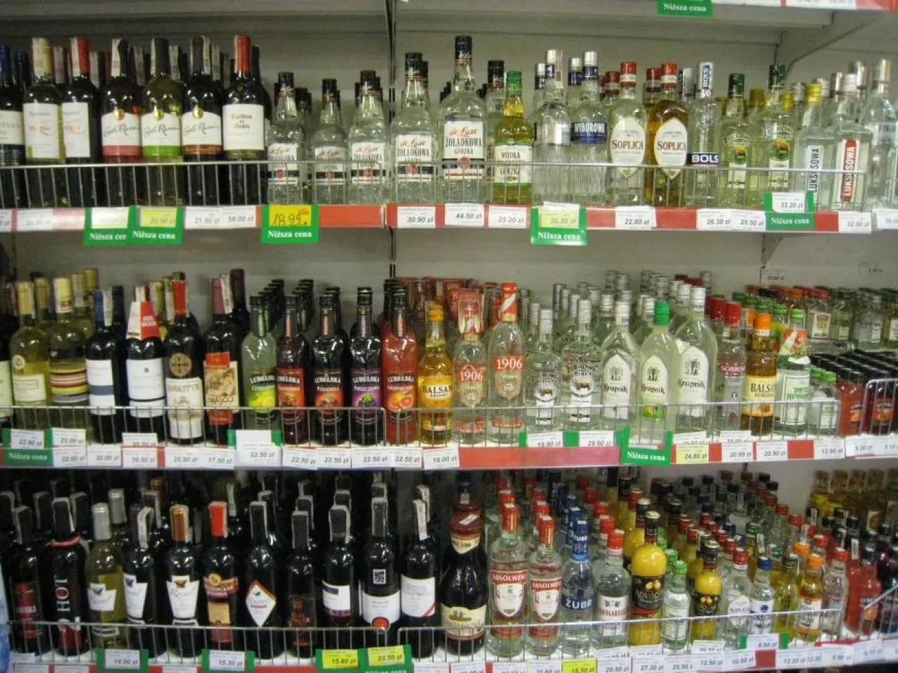 Marża na wódki w małych butelkach jest o kilka procent wyższa niż na ten sam alkohol w większych pojemnościach (fot. archiwum)