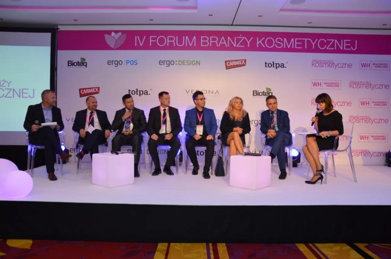 Na zdj. panel dyskusyjny podczas IV Forum Branży Kosmetycznej 2016 (fot. wiadomoscikosmetyczne.pl)