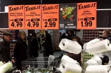 Tylko co szósty Polak deklaruje, że przeznaczy środki z programu ”Rodzina 500+” na zakup żywności (fot. wiadomoscihandlowe.pl)