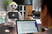 Roboty, które rozumieją ludzką mowę i logicznie odpowiadają na pytania, co pozwala na realizację zakupu i bezgotówkowej płatności, to przyszłość handlu (fot. materiały prasowe)