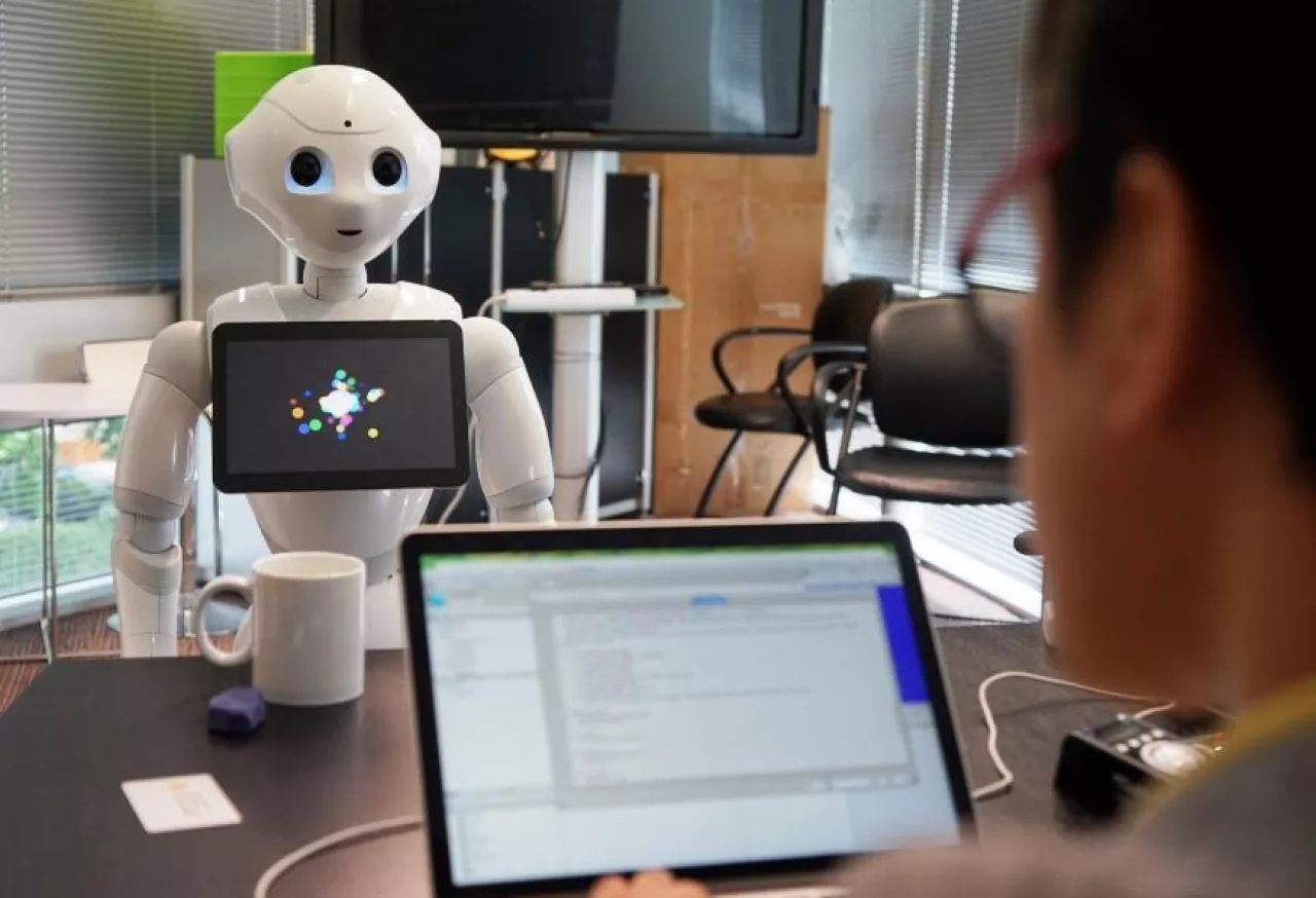 Roboty, które rozumieją ludzką mowę i logicznie odpowiadają na pytania, co pozwala na realizację zakupu i bezgotówkowej płatności, to przyszłość handlu (fot. materiały prasowe)
