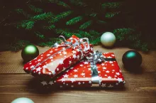 Polacy z roku na rok wydają na świąteczne prezenty coraz więcej pieniędzy (fot. Pixabay/CC0)