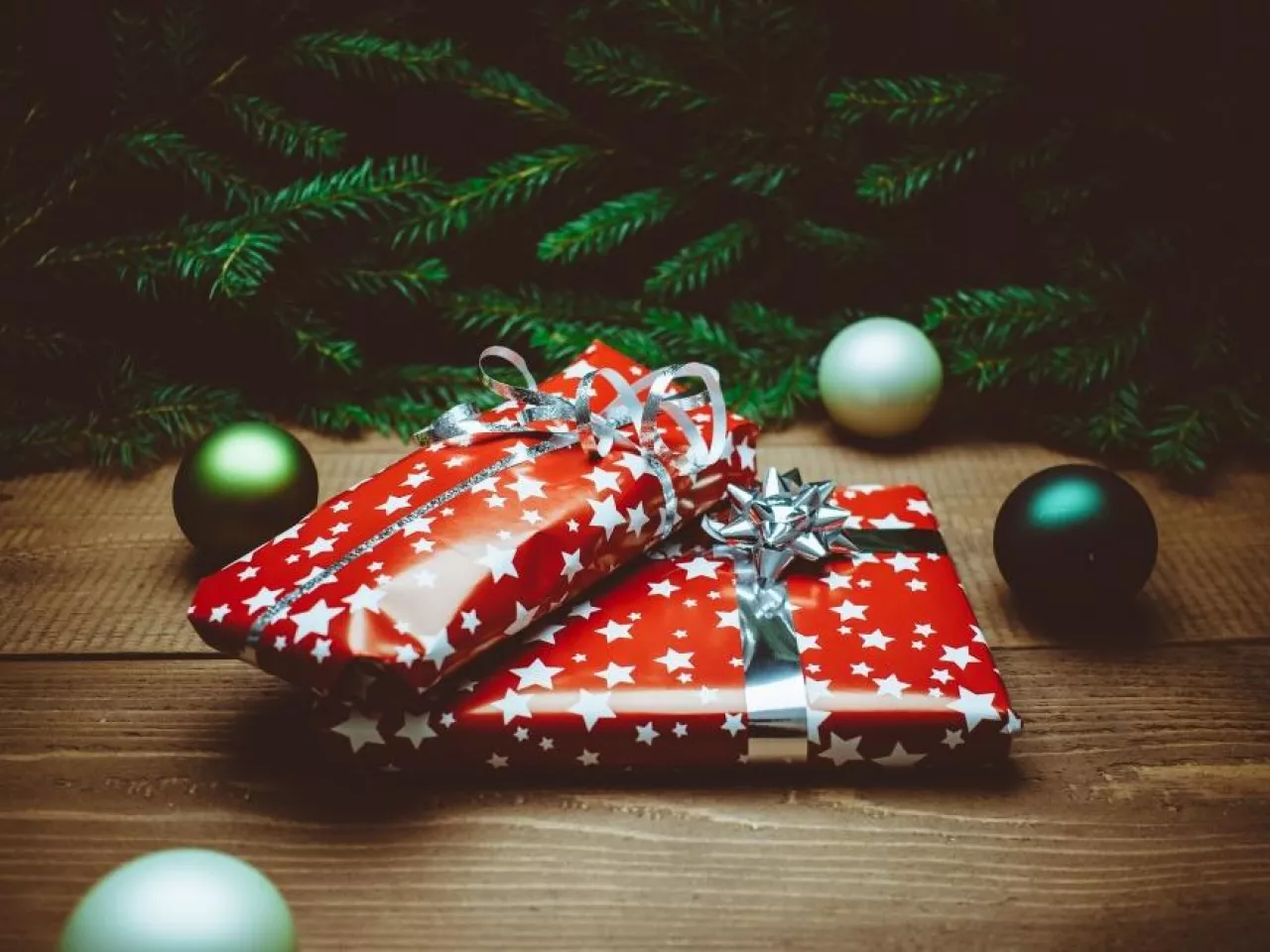 Polacy z roku na rok wydają na świąteczne prezenty coraz więcej pieniędzy (fot. Pixabay/CC0)