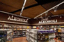 Na zdj. stoisko z alkoholami w sklepie Carrefour (fot. materiały prasowe)
