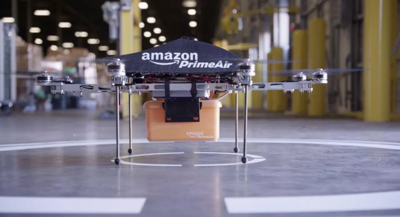 Na zdj. dron Amazona, który dostarczył pierwsze zakupy (fot. materiały prasowe)