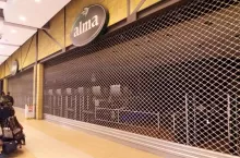 Zamknięty sklep sieci Delikatesów Alma (fot. wiadomoscihandlowe.pl)
