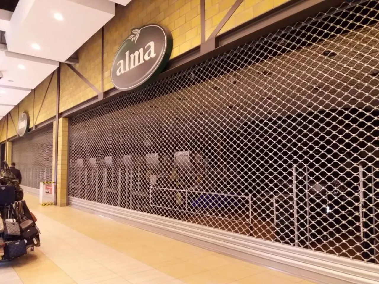 Zamknięty sklep sieci Delikatesów Alma (fot. wiadomoscihandlowe.pl)